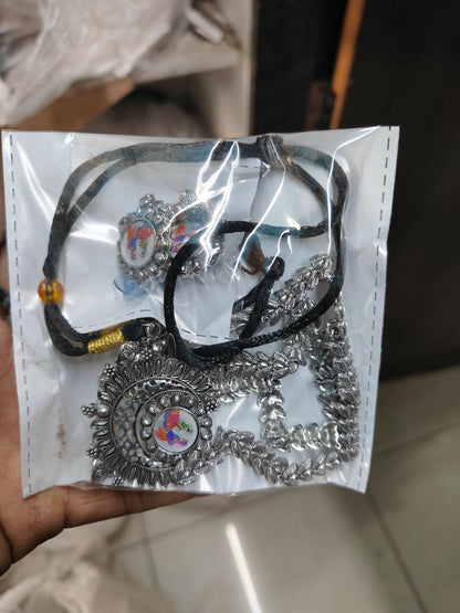 Bold Gold-Tone Black Stone Choker with Pearl Drops