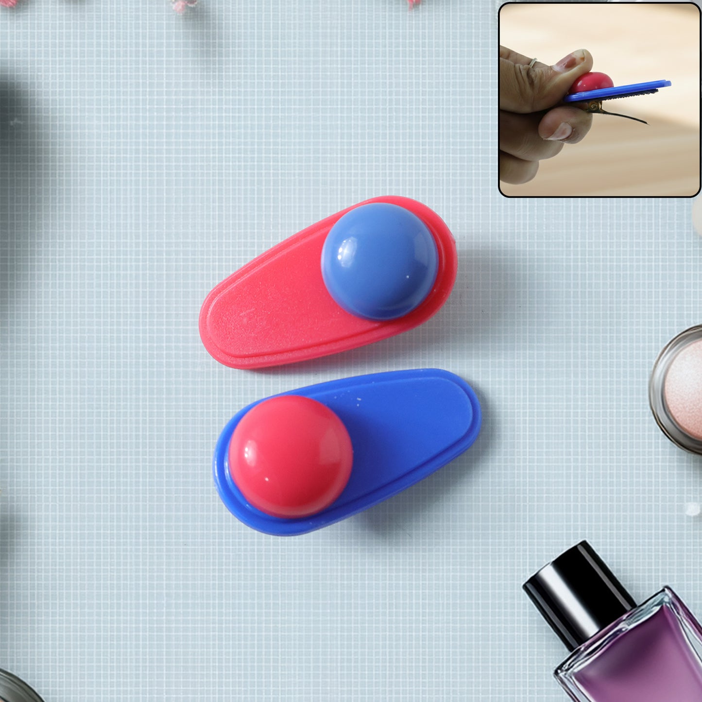 Close-up of Rounded Accent Snap Hair Clip