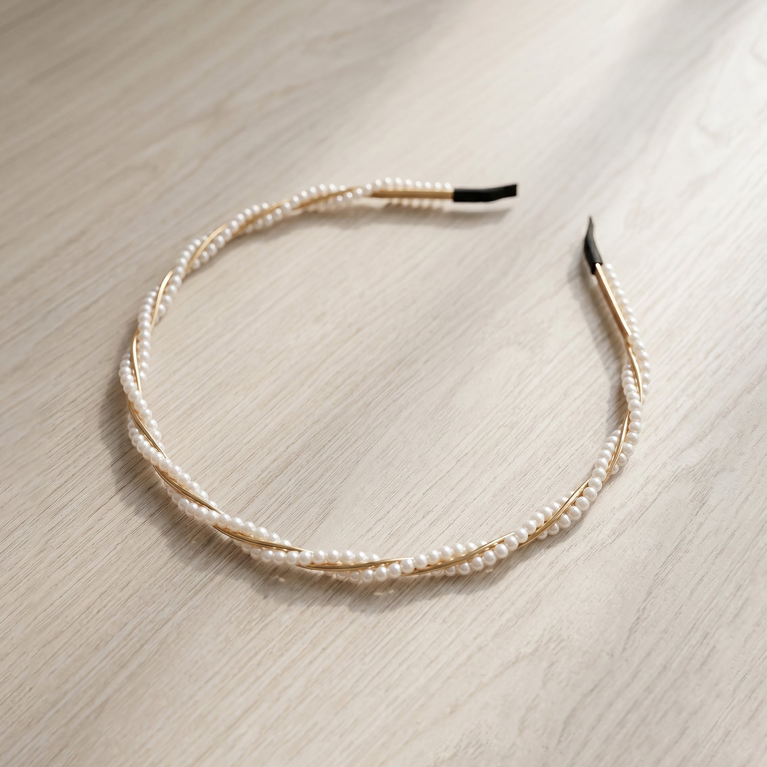 Elegant Pearl Design Hairband - Lightweight & Stylish (1 Pc)