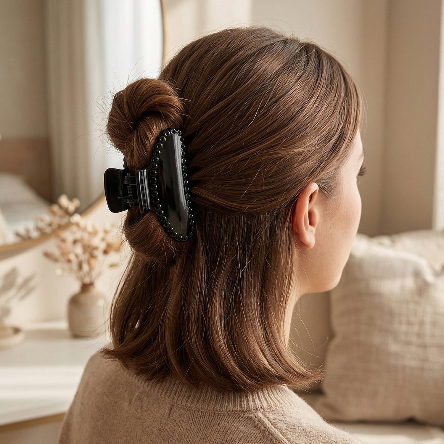 Hair styling clip in black color for daily use