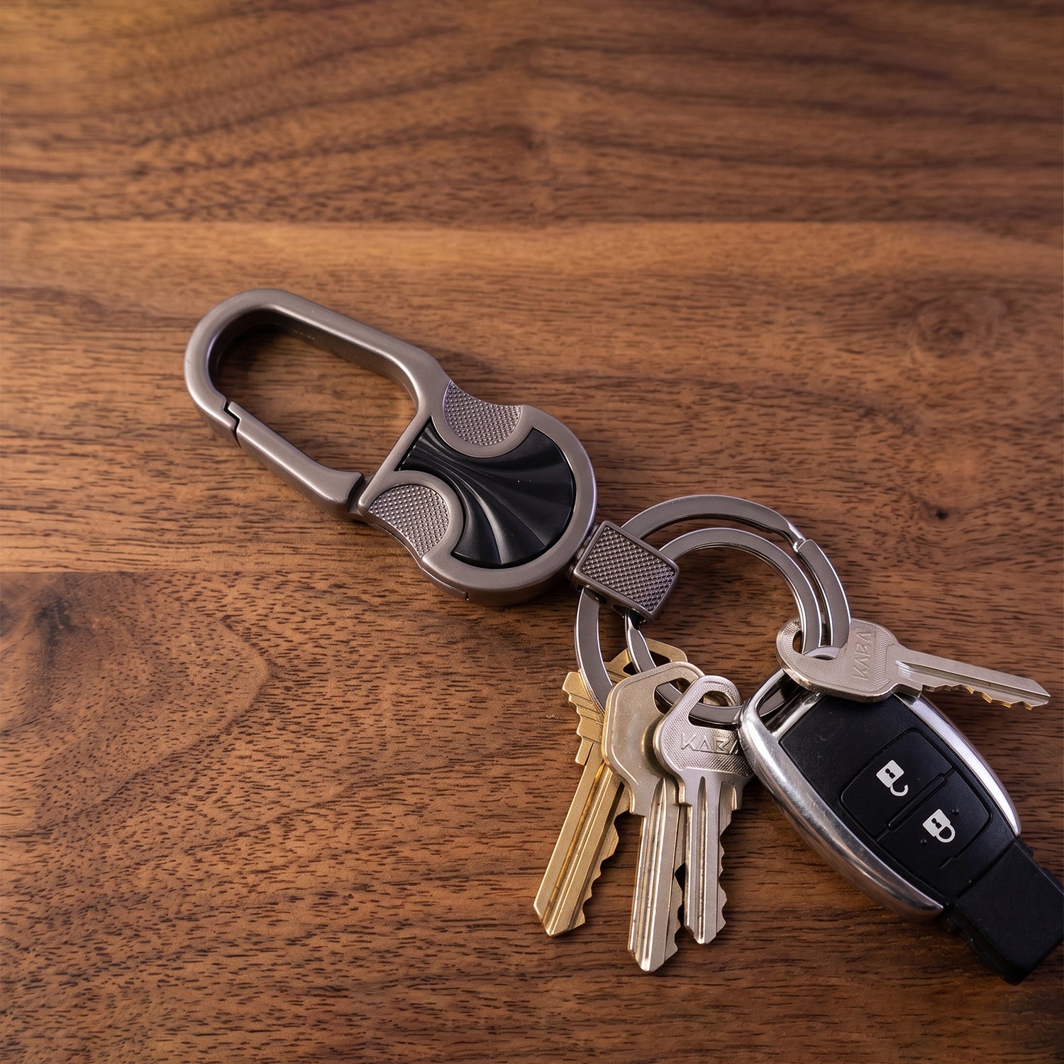 Stylish Metal Key Holder Keychain with Secure Lock Clip 1 Pc