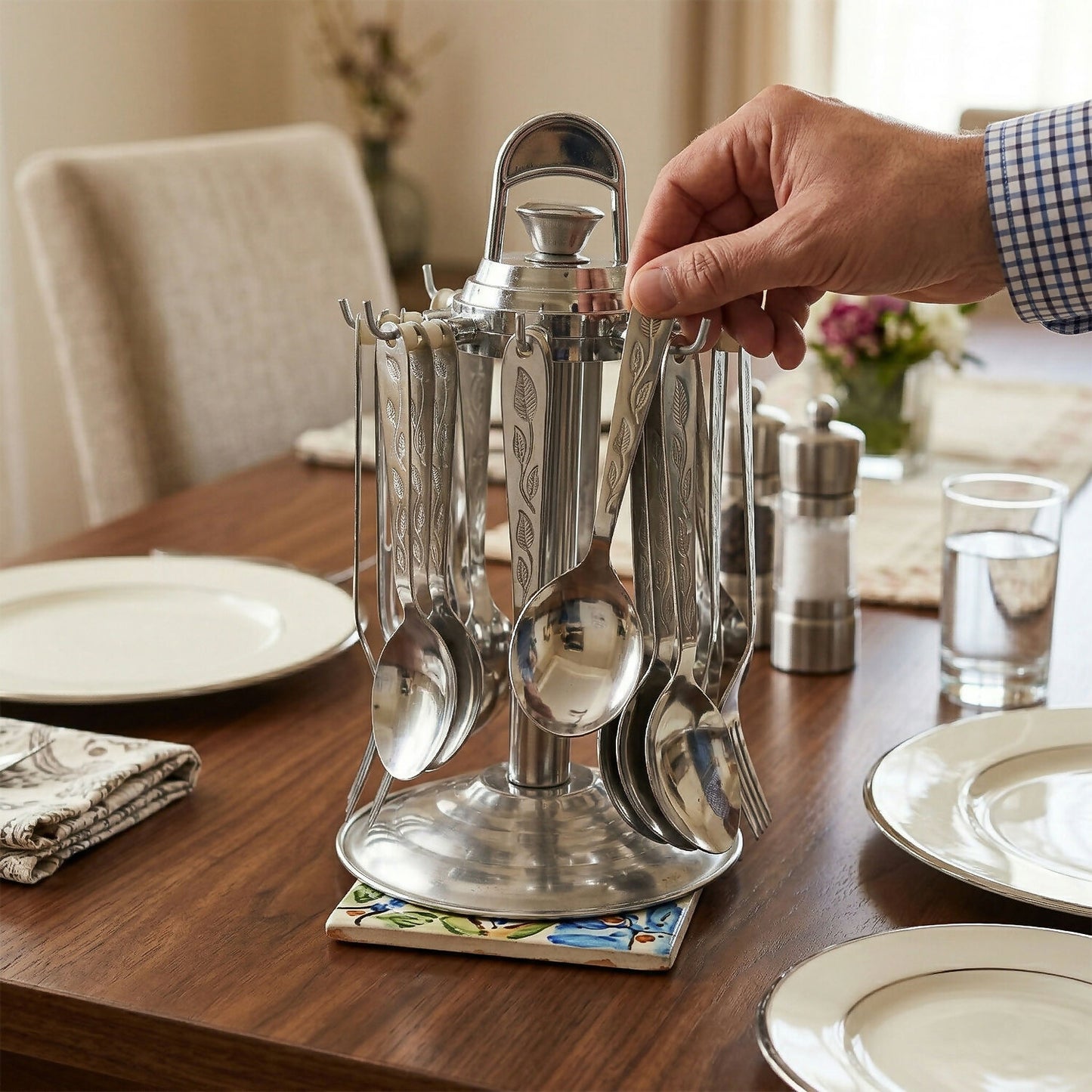 Rotating cutlery stand holding spoons and forks organized