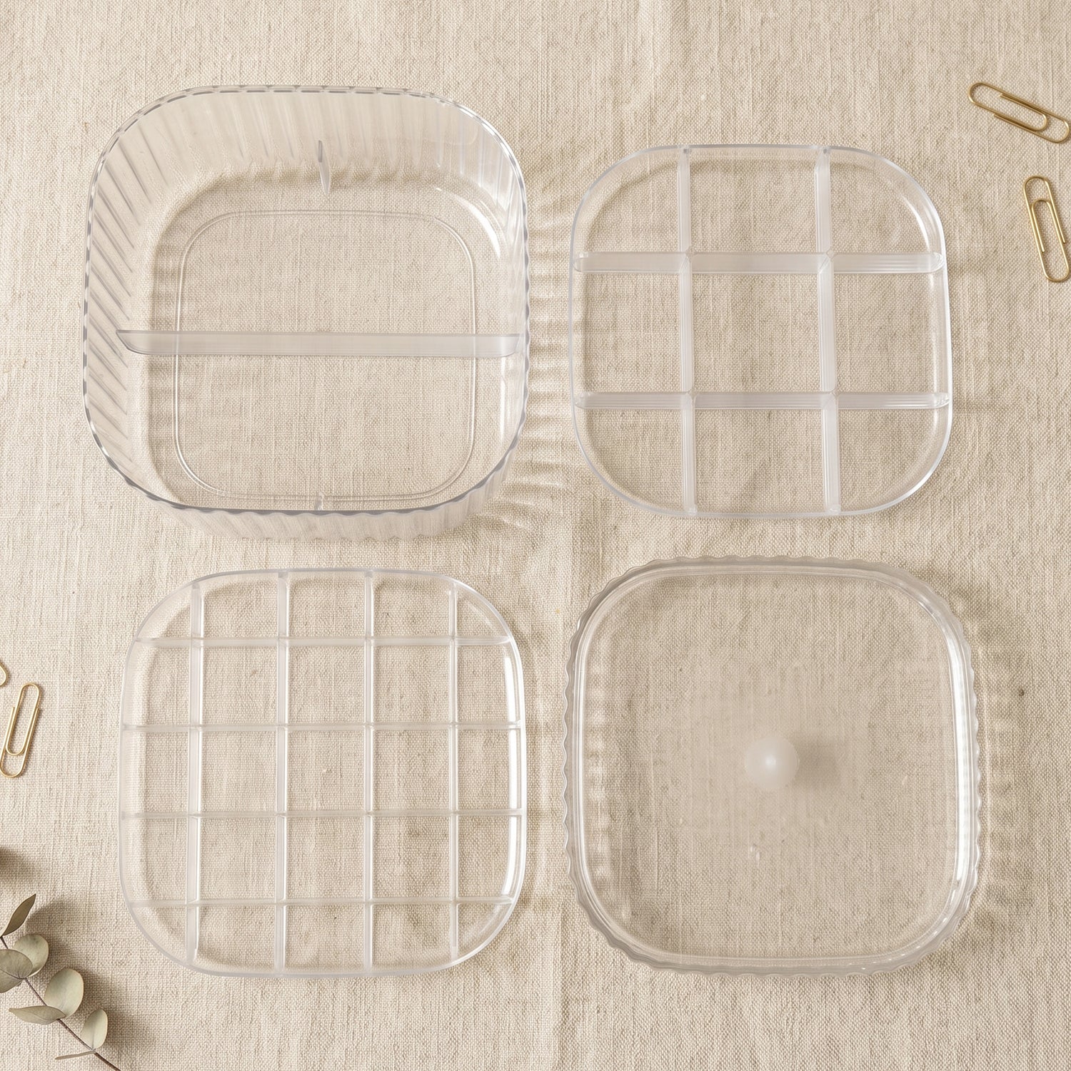 Space-saving stackable jewellery box with secure lid