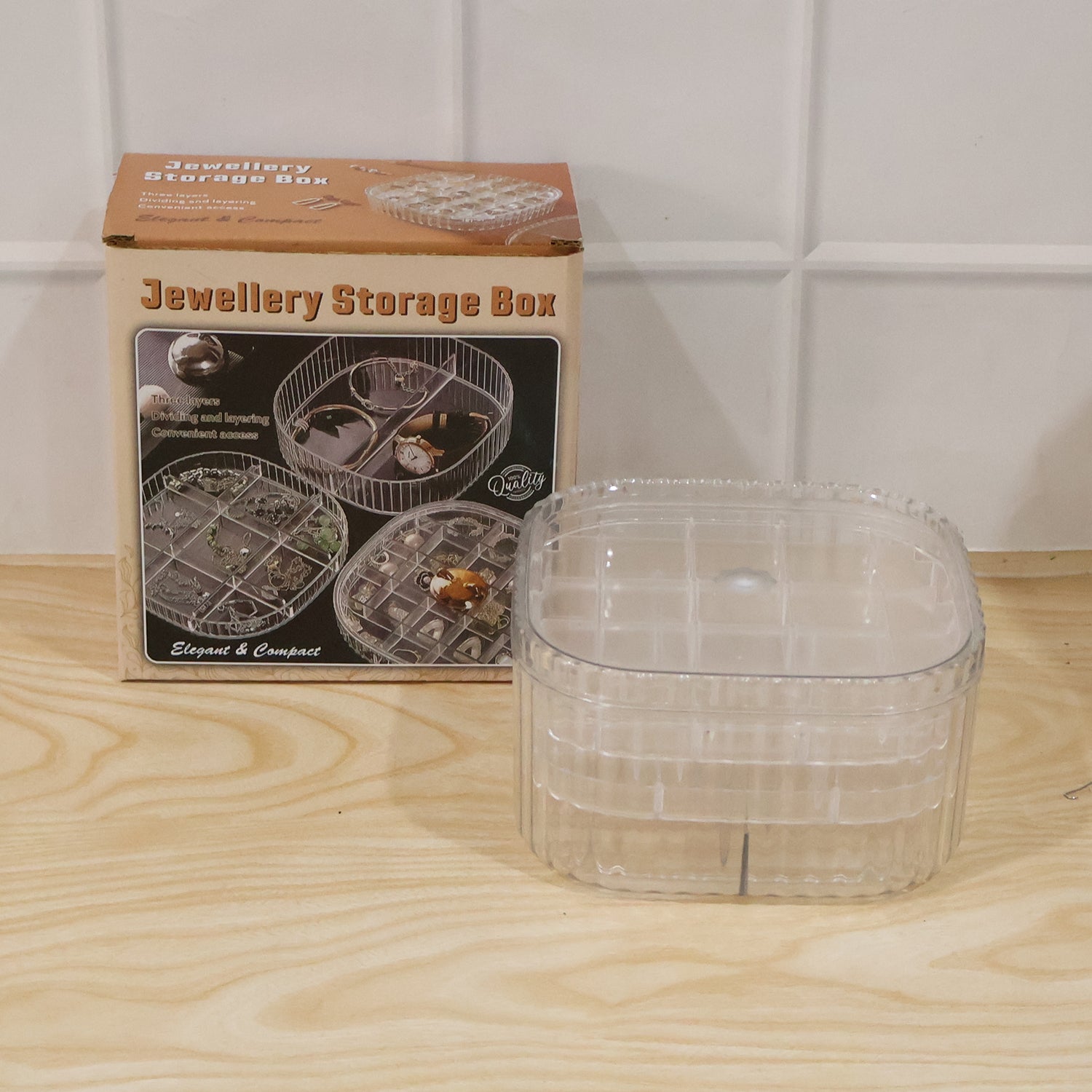 Travel-friendly jewellery organizer with transparent design