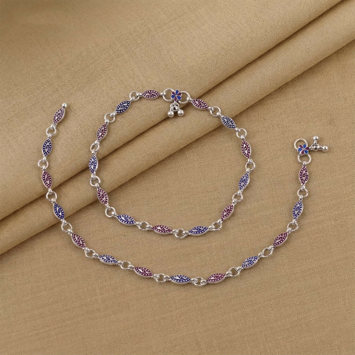 Side view of elegant dual tone leaf link anklet