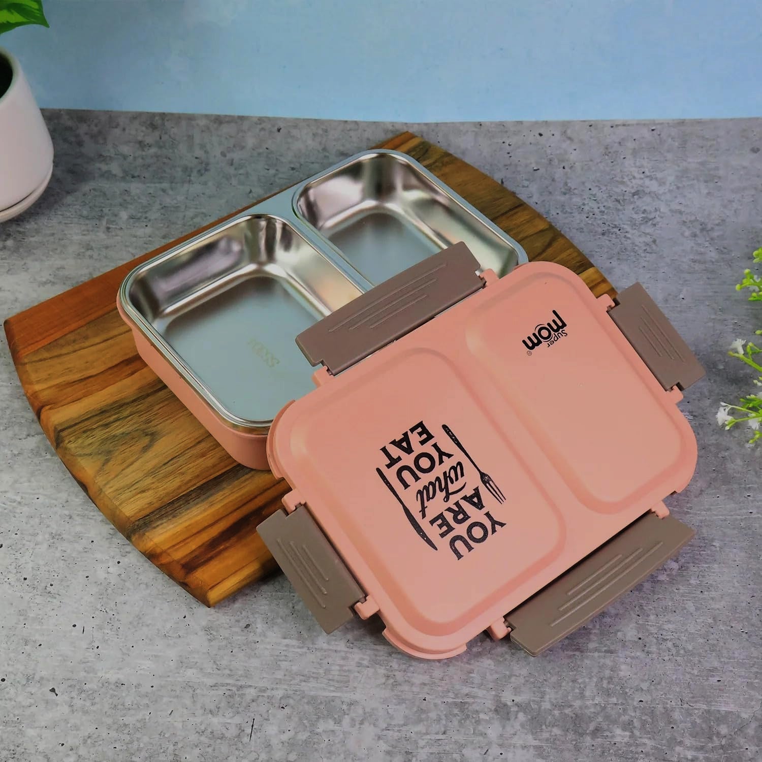 Lunch box fitting inside a backpack
