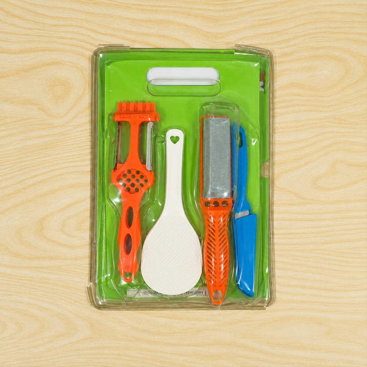 Details of chopping board knife set.