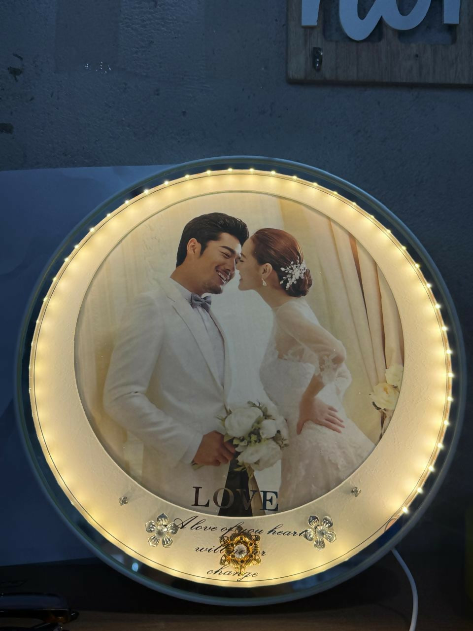 Romantic Round LED Photo Frame Night Lamp for Bedroom | Warm White Light Couple Photo Frame for Wedding, Anniversary & Home Decor | LOVE Printed Tabletop Decorative Lighting Gift with USB Power – Modern Ambient Light