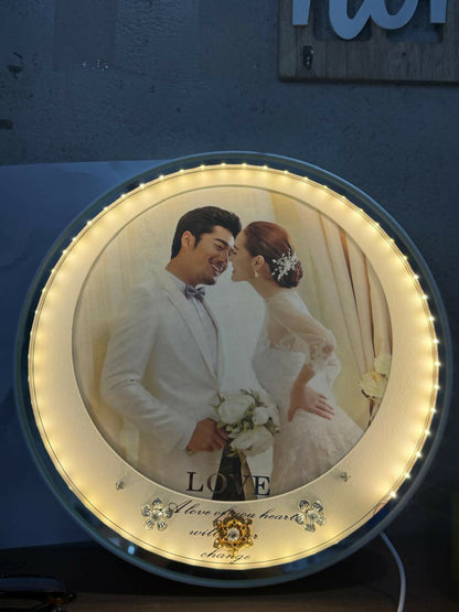 Romantic Round LED Photo Frame Night Lamp for Bedroom | Warm White Light Couple Photo Frame for Wedding, Anniversary & Home Decor | LOVE Printed Tabletop Decorative Lighting Gift with USB Power – Modern Ambient Light