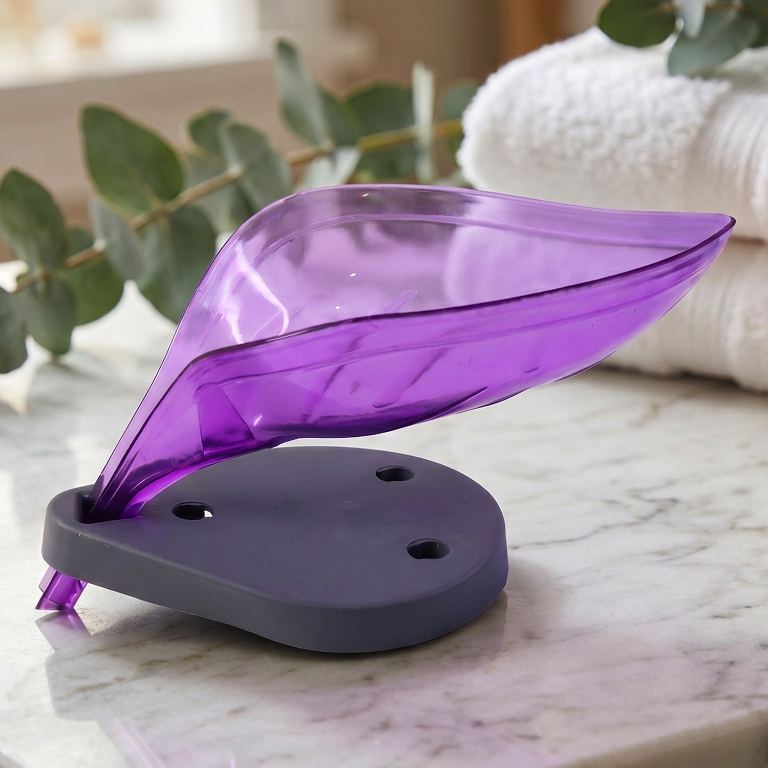 Soap tray holder shaped like leaf featuring drainage system
