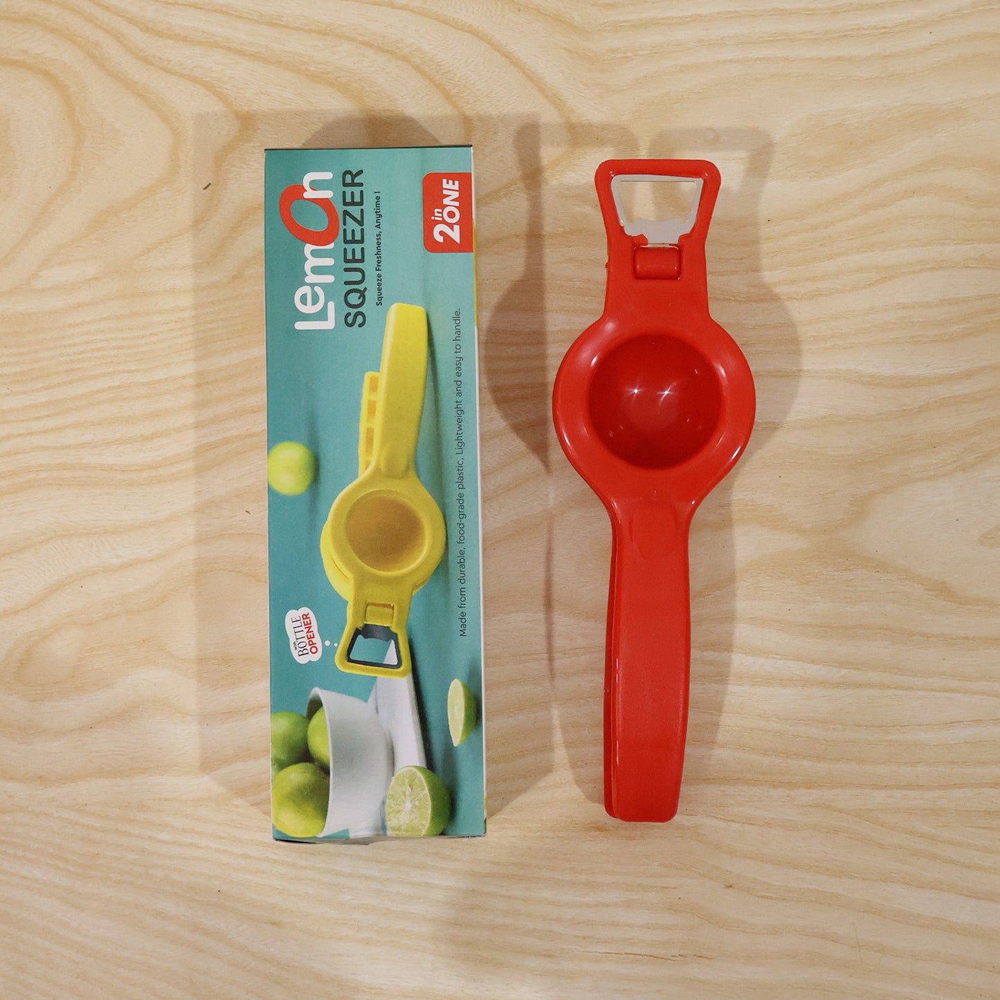 Person using the 2-in-1 lemon squeezer to juice a lemon