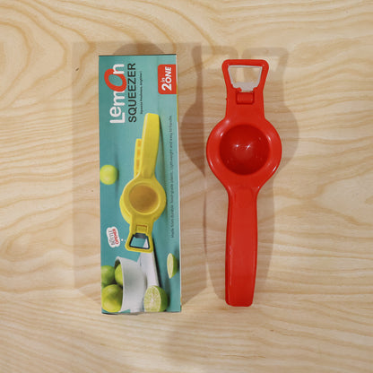 Person using the 2-in-1 lemon squeezer to juice a lemon