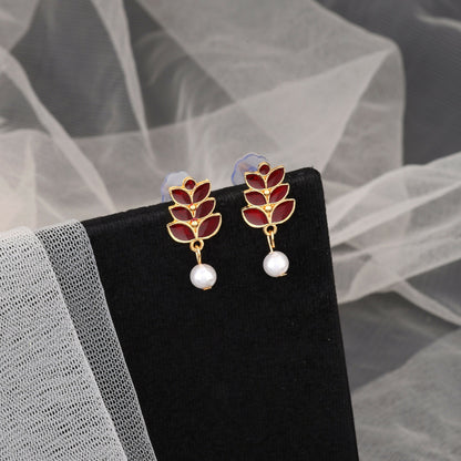 Elegant Gold-Tone Matte Leaf Motif Choker with Faux Pearls