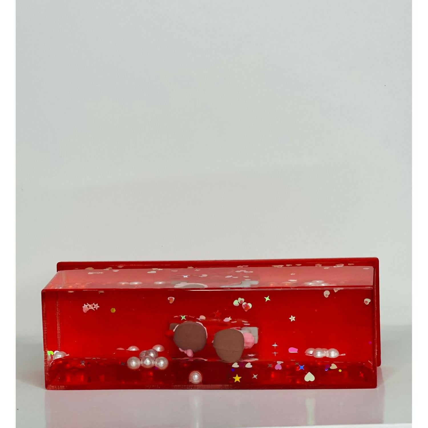 Romantic Couple Love Figurine in Transparent Water Block with Glitter and Floating Hearts – Elegant Desktop Showpiece for Anniversary, Wedding, Birthday & Valentine’s Day Gifting – Decorative Tabletop Display