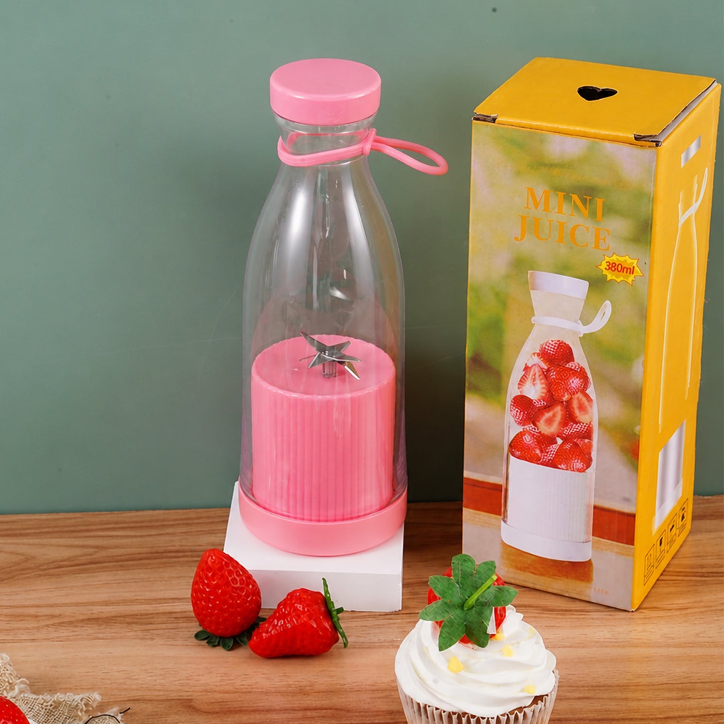 Compact portable smoothie blender bottle