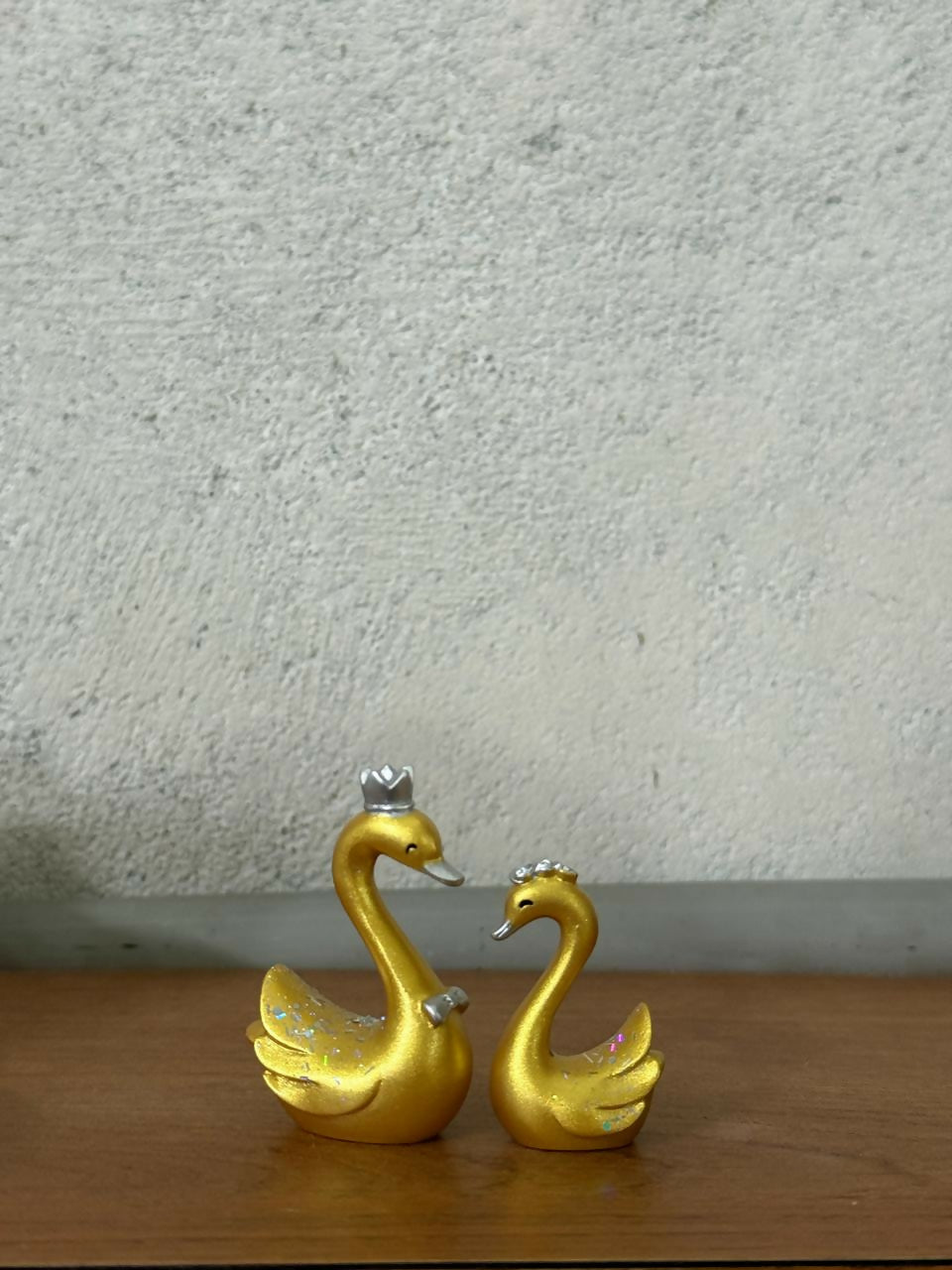 Royal Golden Swan Couple Showpiece – Romantic Home & Gift Decor