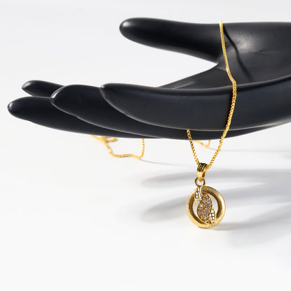 Stylish Round Pendant Necklace with Sparkling Leaf-Inspired Centerpiece
