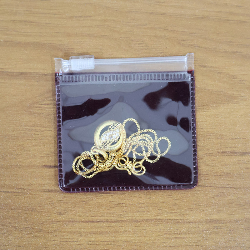 Stylish Round Pendant Necklace with Sparkling Leaf-Inspired Centerpiece