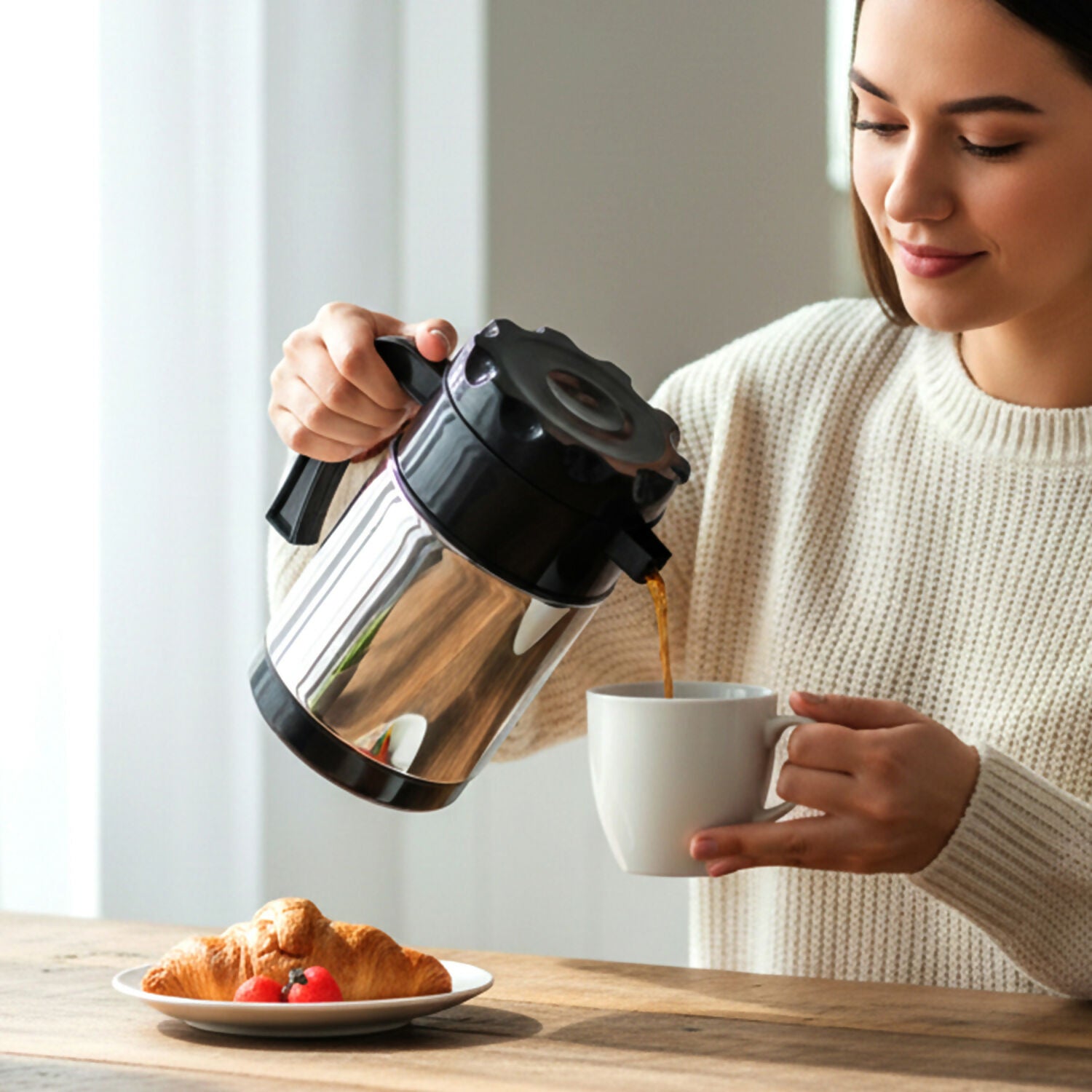Insulated kettle with handle and pour spout