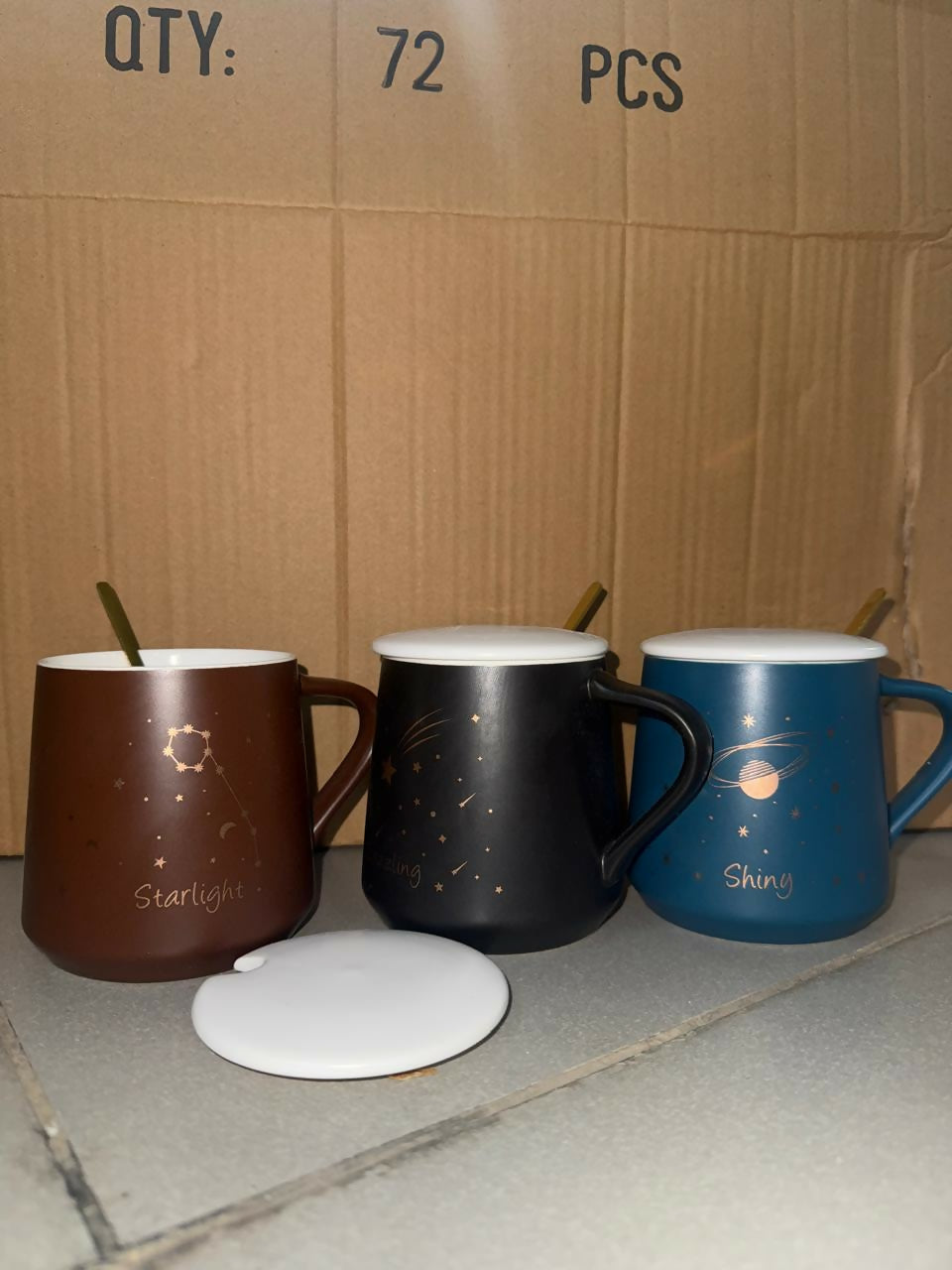 Premium Galaxy Theme Ceramic Coffee Mug With Lid & Spoon | Heat-Resistant Matte Finish Tea Cup | Cute Astronaut & Stars Design Office & Home Use Milk Mug | Leak-Resistant Lid | Pack of 1 Gift Mug for Men Women Kids