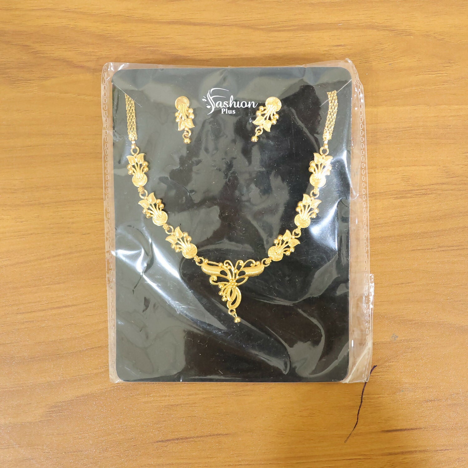 Elegant Gold Floral Necklace Set with Designer Pendant
