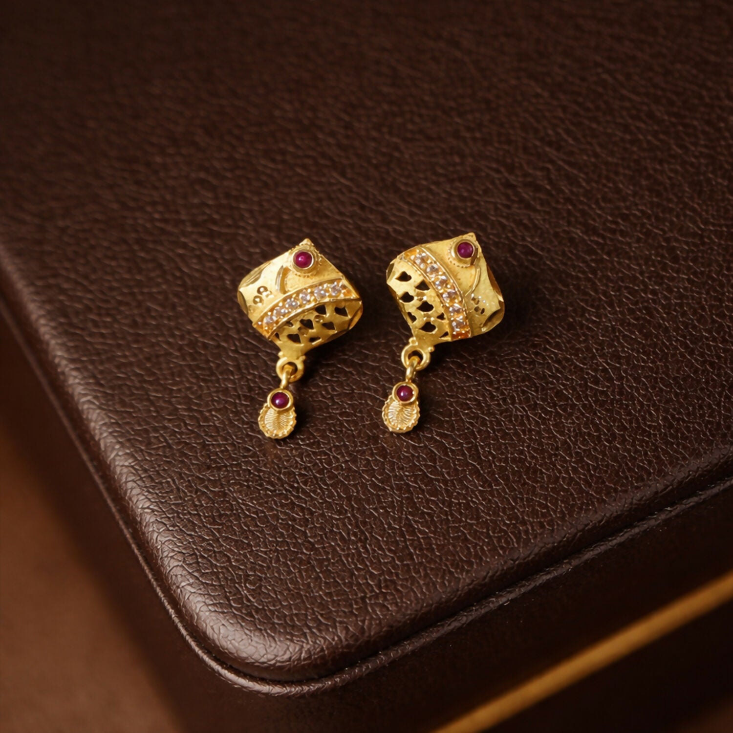 Elegant Gold Pendant and Earring Set Stylish Traditional Jewelry Set for Women