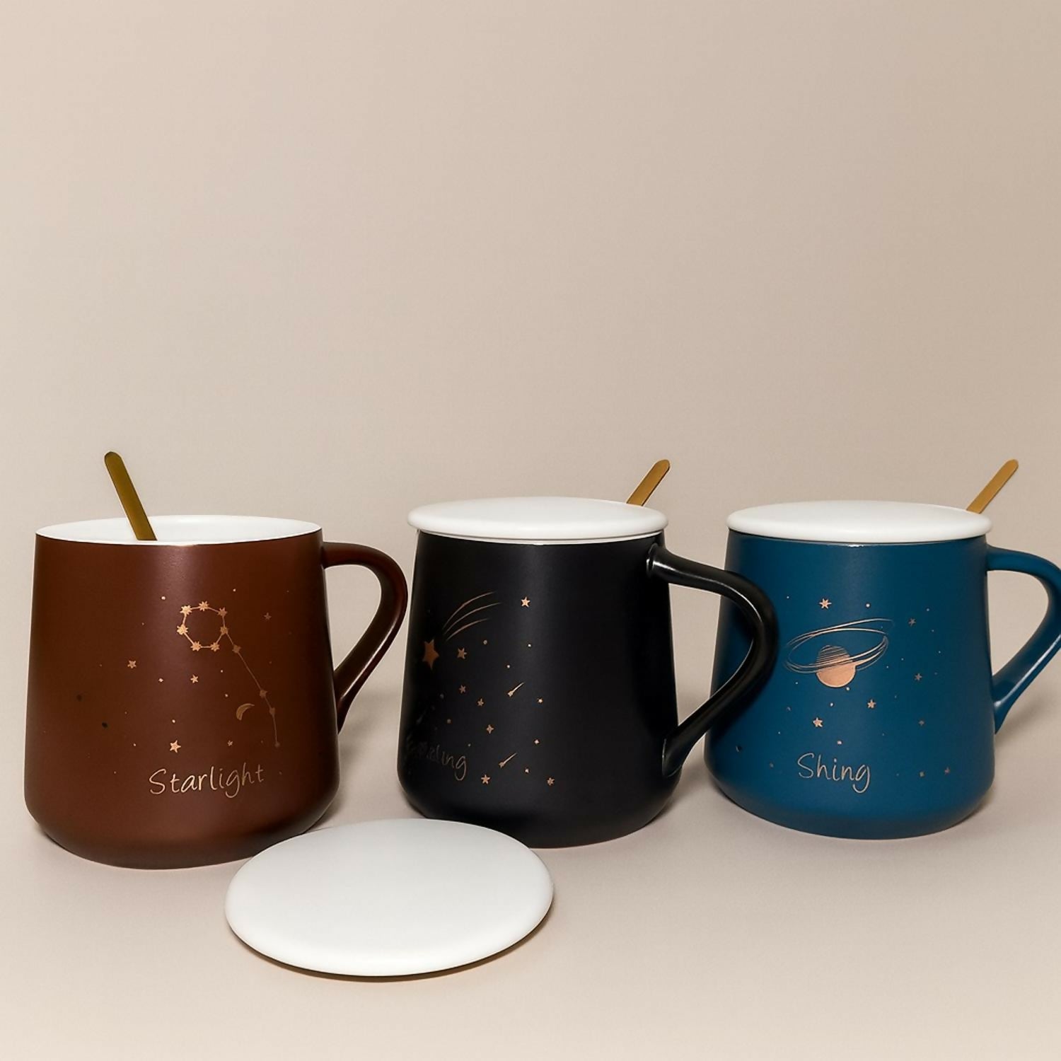 Premium Galaxy Theme Ceramic Coffee Mug With Lid & Spoon | Heat-Resistant Matte Finish Tea Cup | Cute Astronaut & Stars Design Office & Home Use Milk Mug | Leak-Resistant Lid | Pack of 1 Gift Mug for Men Women Kids