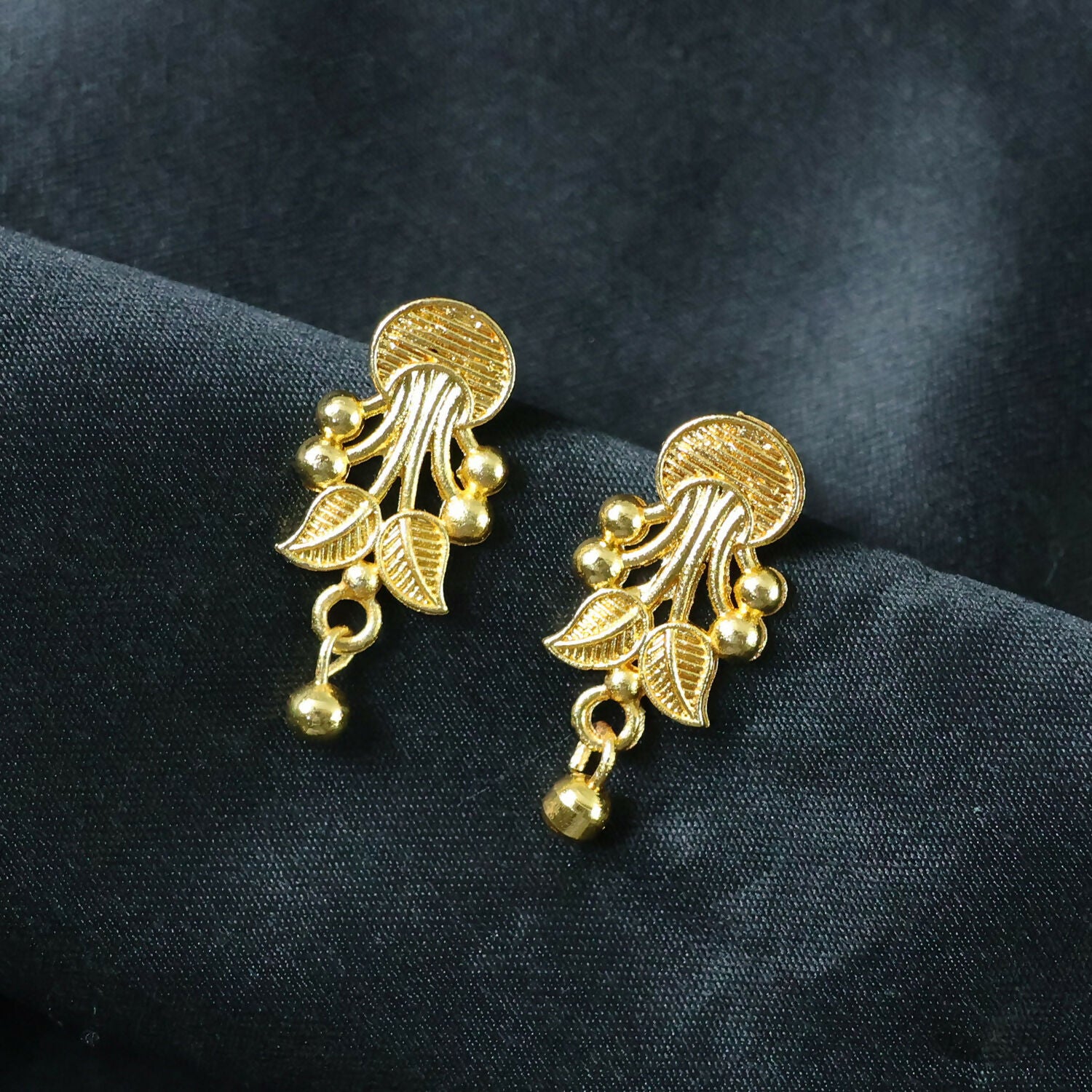 Elegant Gold Floral Necklace Set with Designer Pendant