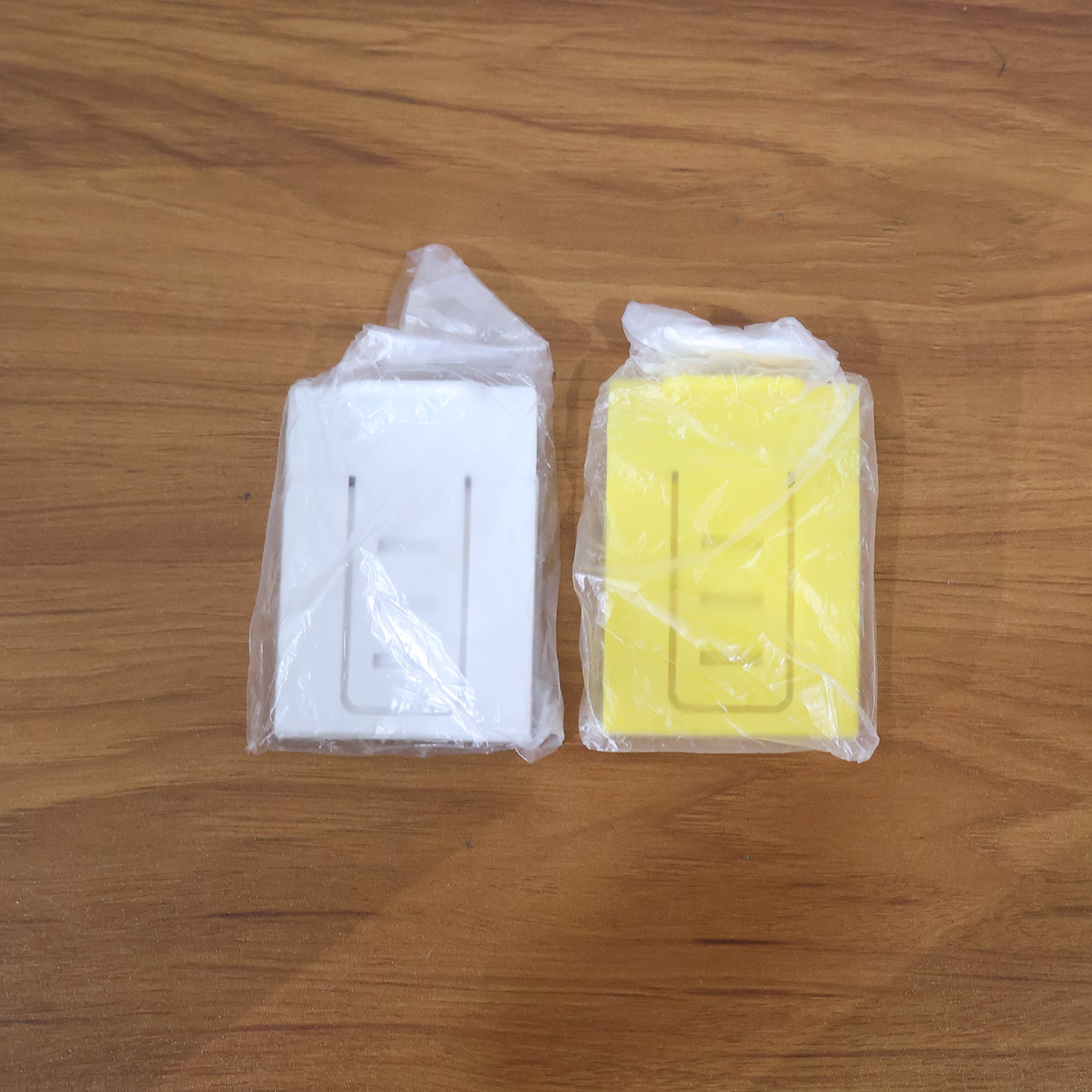 Durable Plastic Mobile Phone Stand with Angled Support (1 Pc / Mix Color)