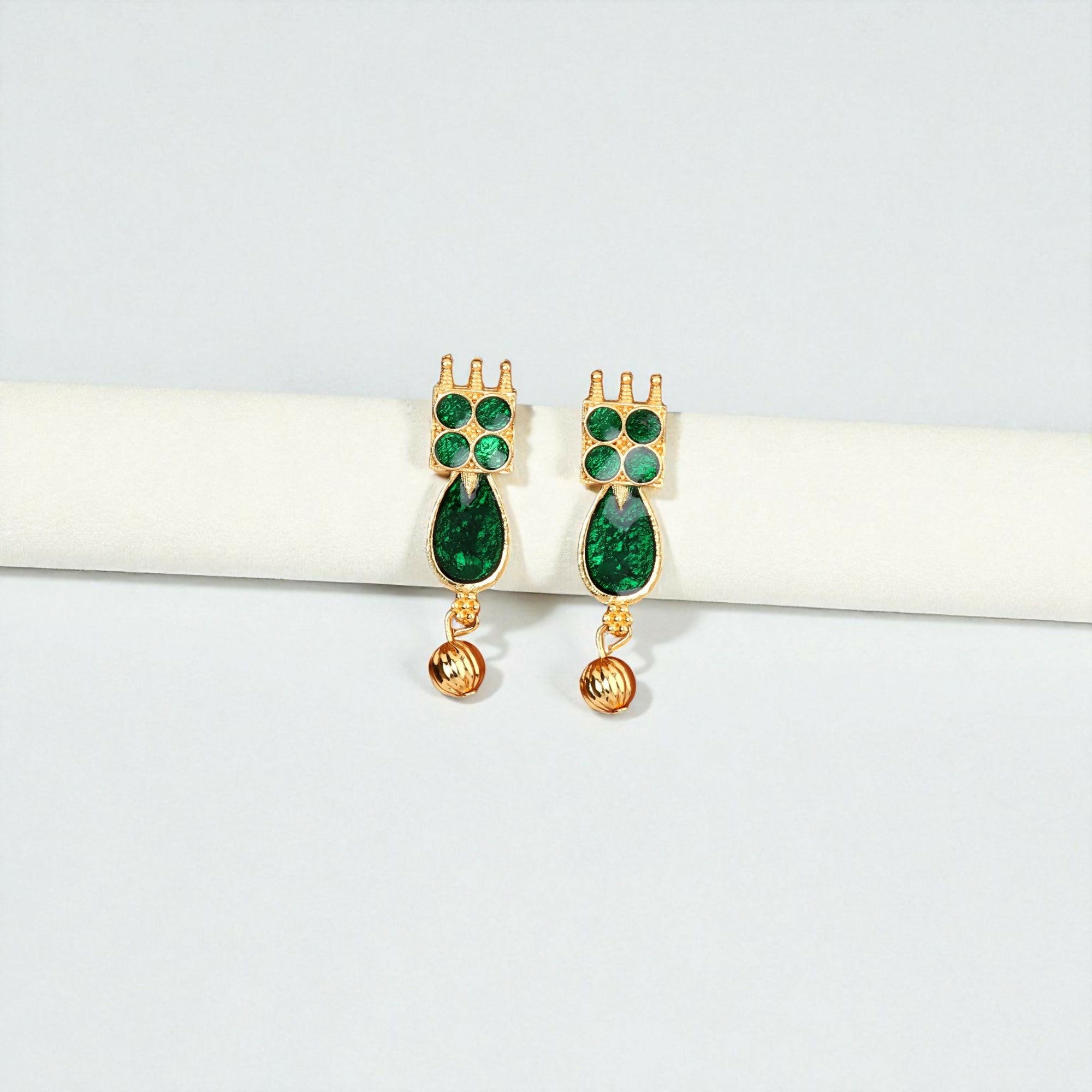 Green Enamel Leaf Choker Necklace with Pearl Drops – Elegant Jewelry