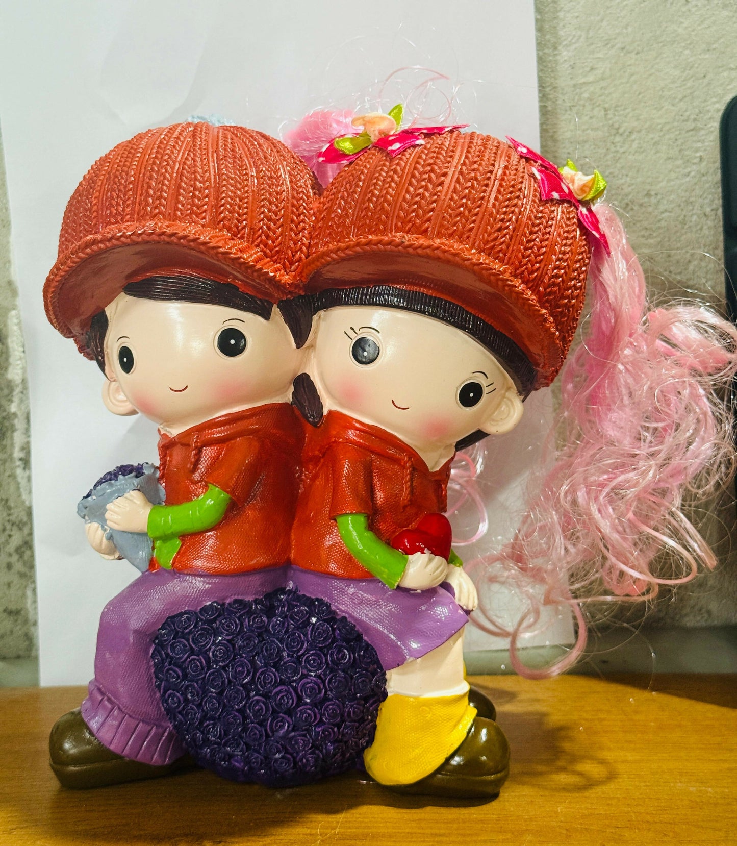 Adorable Couple Hug Piggy Bank with Pink Hair – Cute Boy & Girl Coin Bank in Red Outfits and Caps – Premium Resin Money Saver for Kids Room, Birthday Gift, and Home Decoration