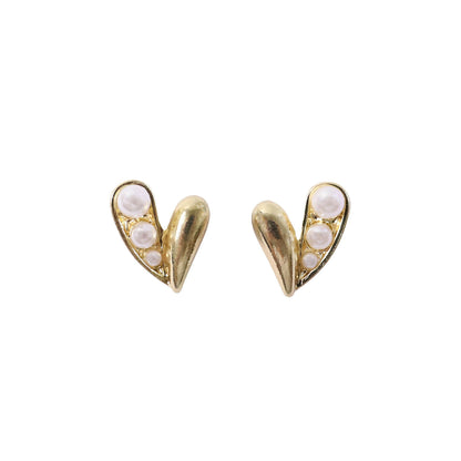 Gold heart earrings with pearls in decorative jewelry box