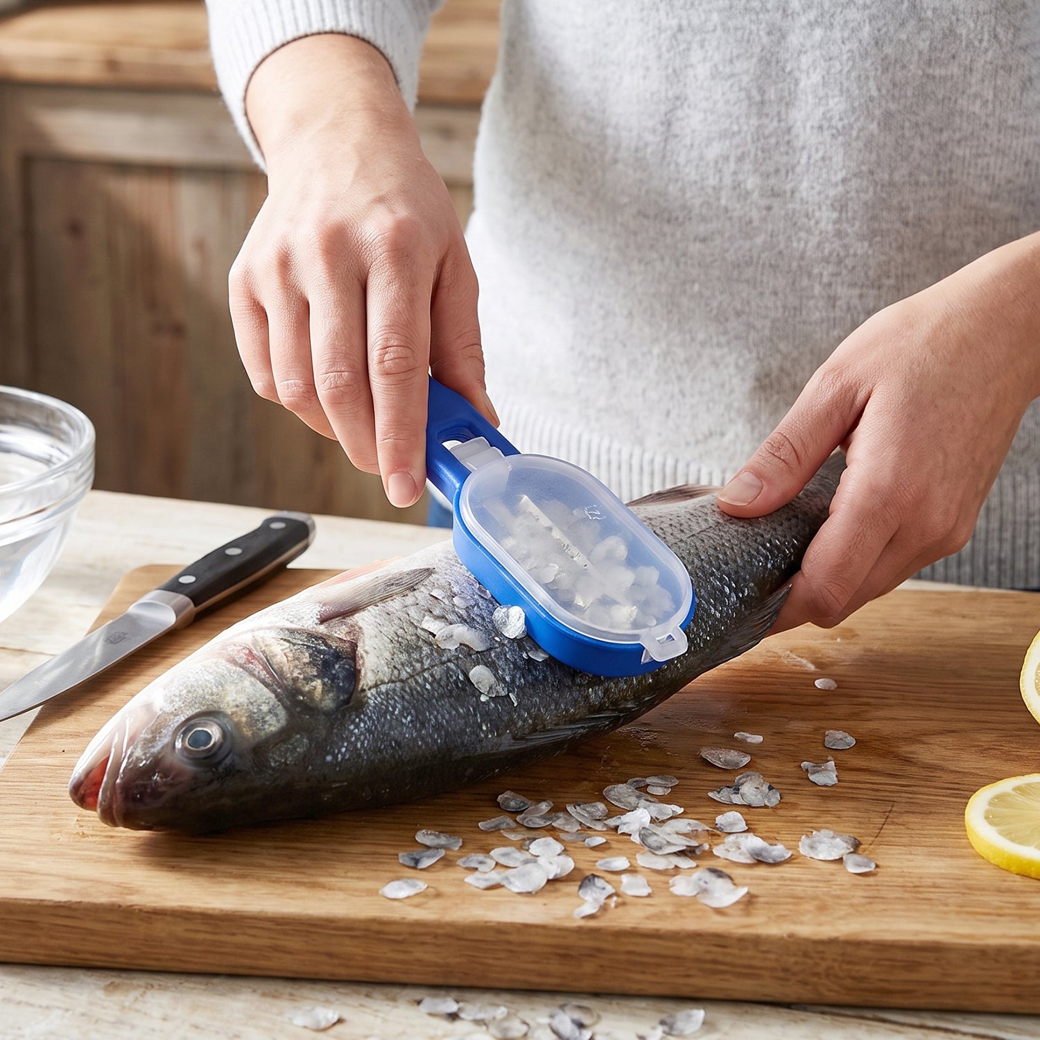 Fish Scaler Scraper with Lid Scale Remover Skin Cleaner for Kitchen (1 Pc)