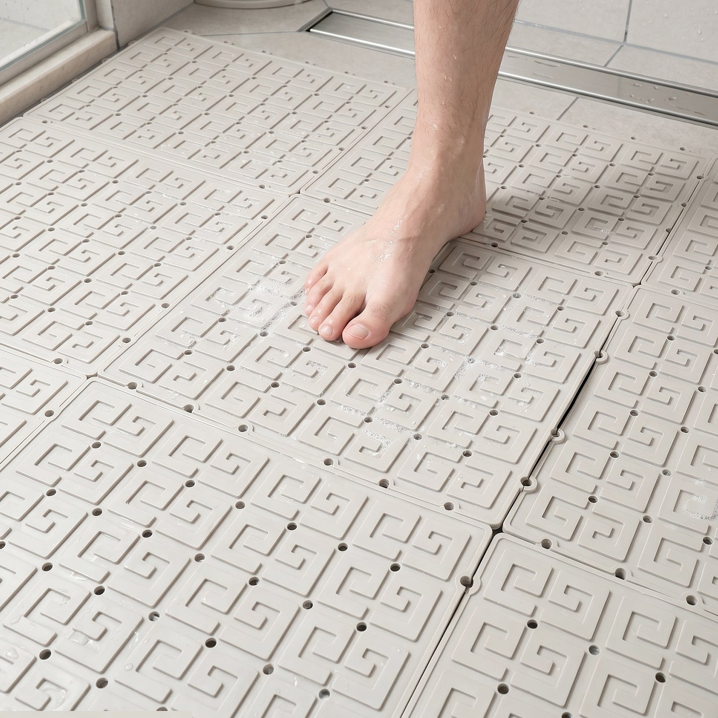 Compact 30x30cm anti skid mat for elderly and children’s bathroom safety