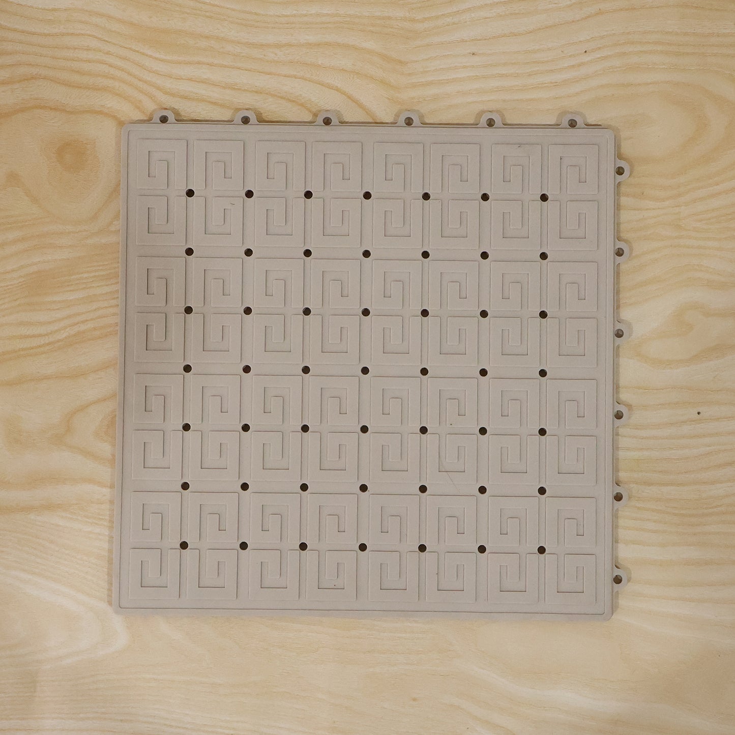 Long-lasting durable safety mat for wet floors in hotels and wellness centers