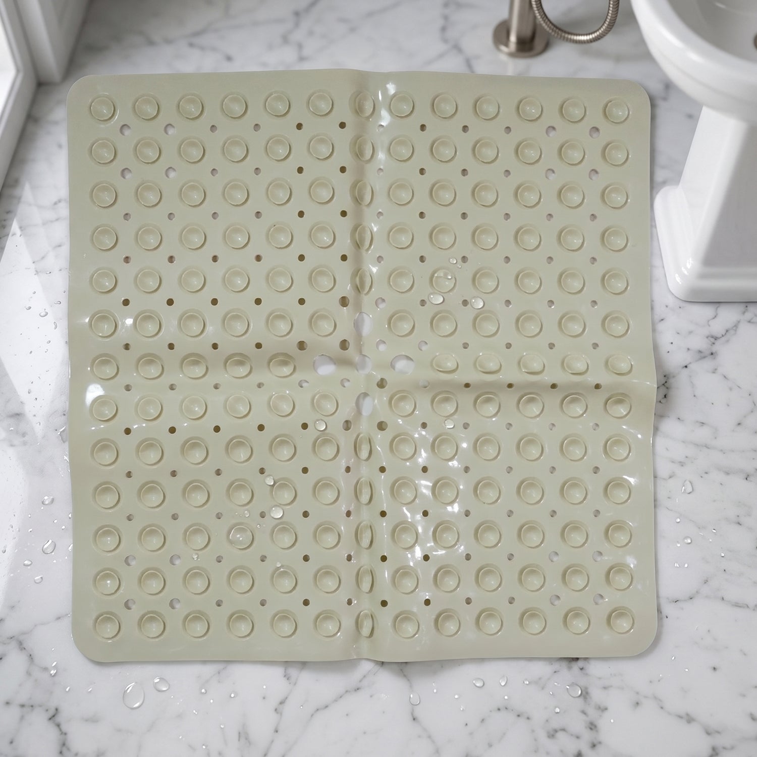 square bath mat with suction grip