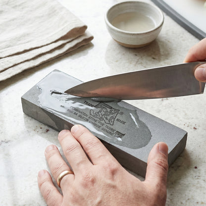 Combination whetstone for honing kitchen and pocket knives