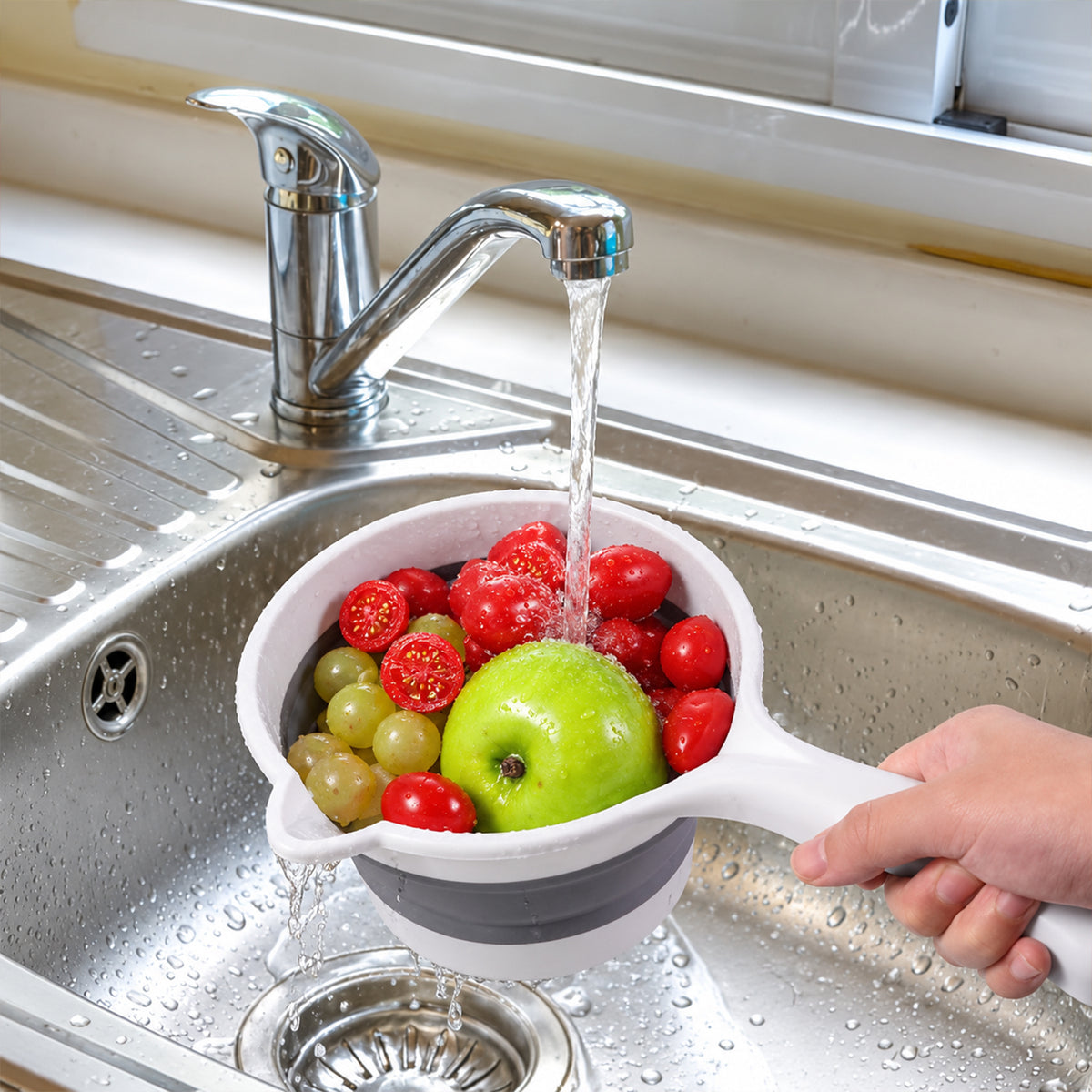 Collapsible Water Scoop with Long Handle and Pouring Spout (1 Pc, 16.5x27 Cm)