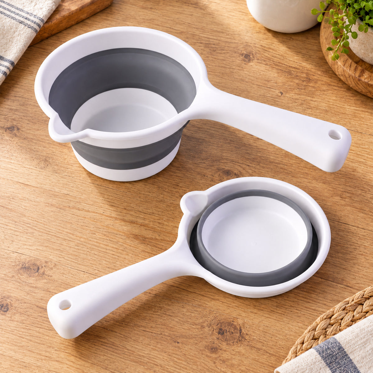 Collapsible Water Scoop with Long Handle and Pouring Spout (1 Pc, 16.5x27 Cm)
