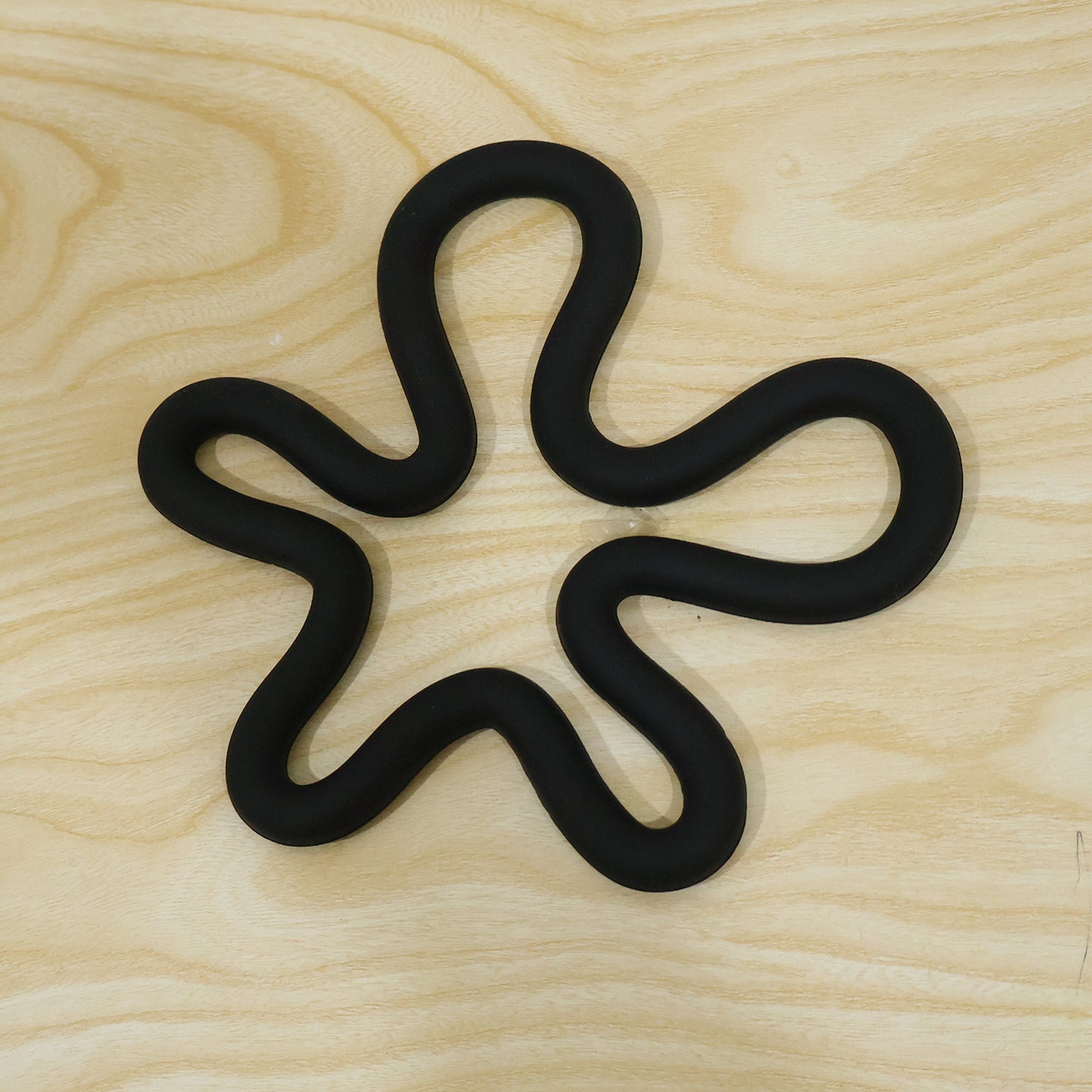 Silicone Flower Shape Hot Pot Holder Trivet Mat 16x15 Cm for Kitchen (1 Pc)