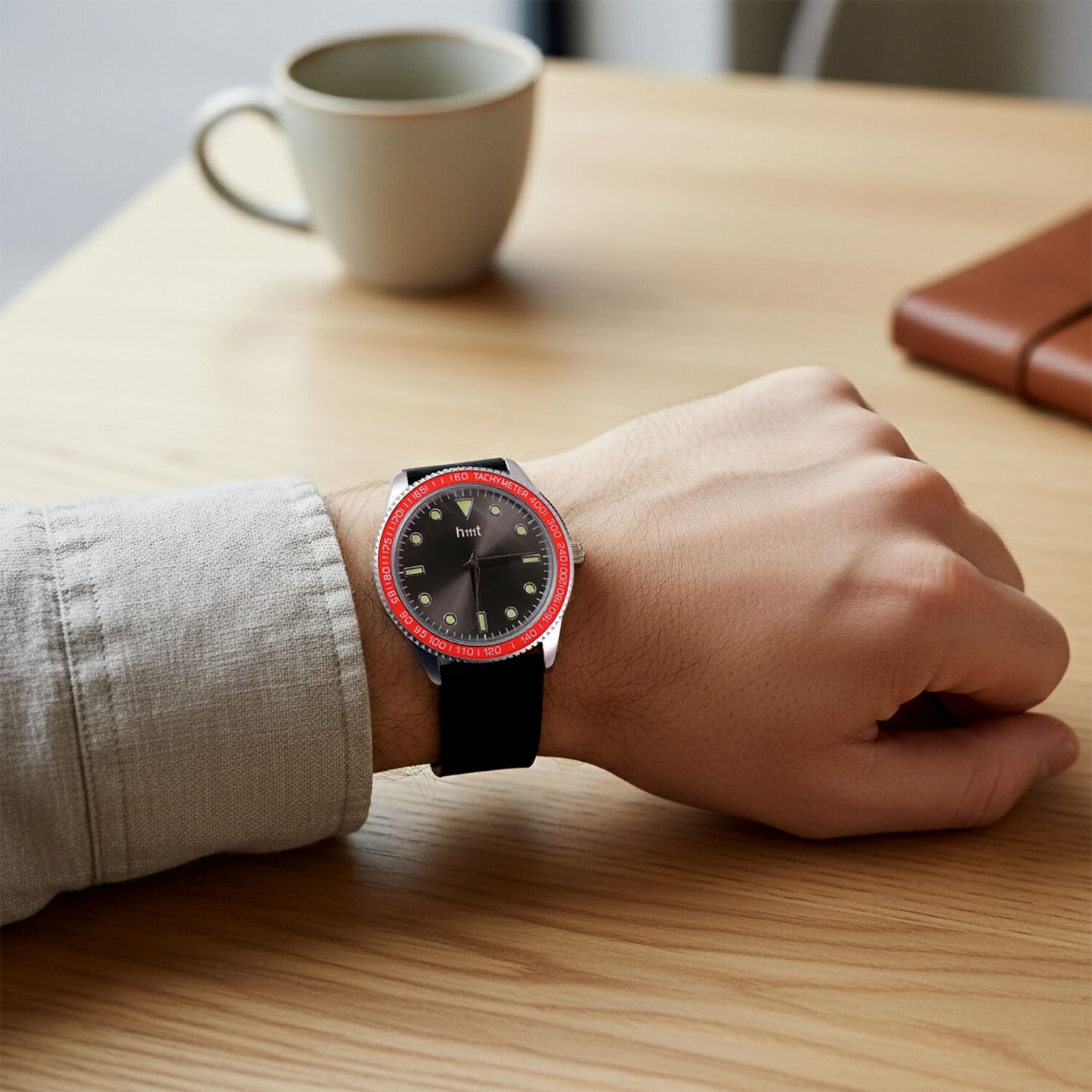 Classic Black Analog Wrist Watch with Rotating Bezel and Sporty Minimalist Dial