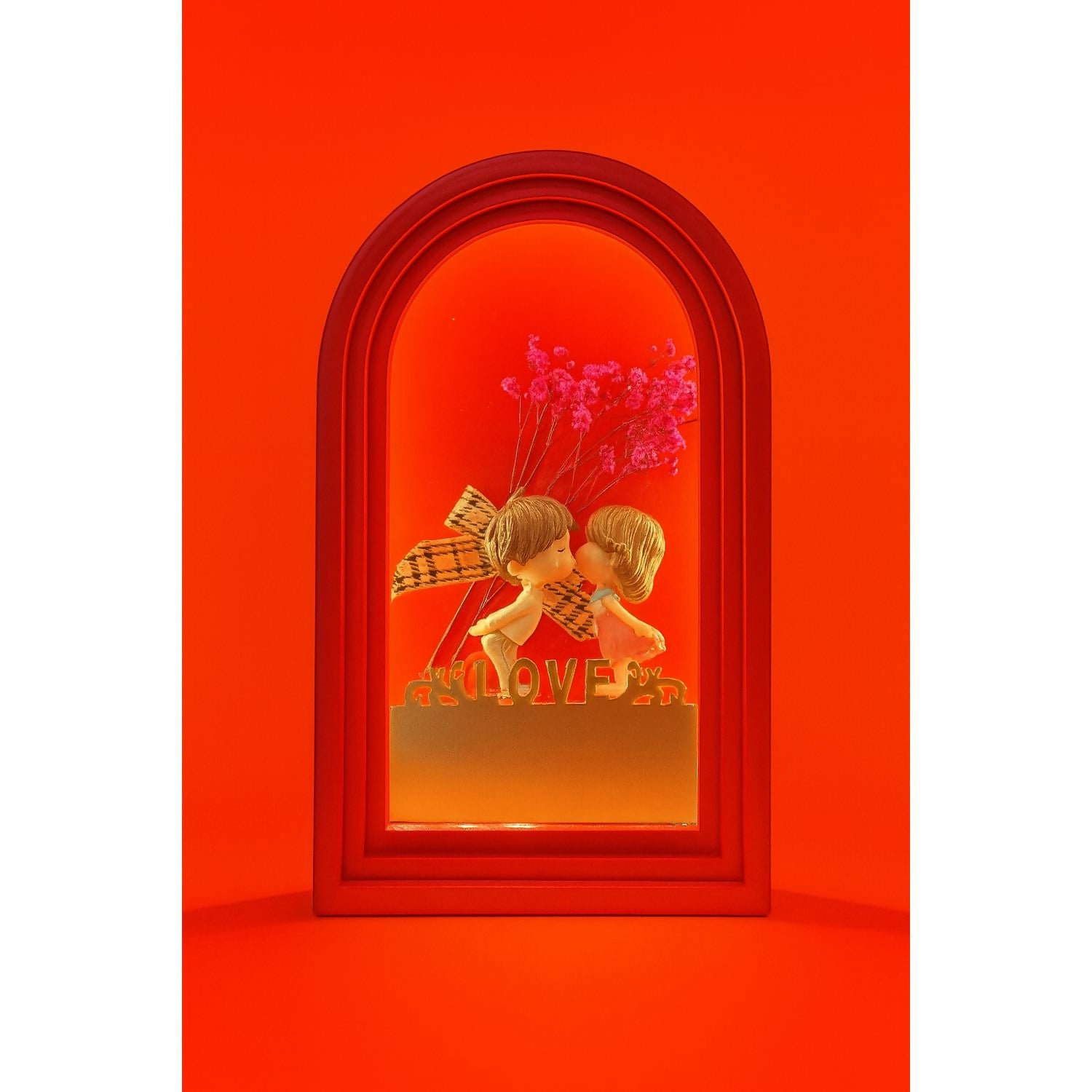 Romantic Couple LED Night Light with Dried Flower Decoration and LOVE Sign – Elegant Decorative Table Lamp for Bedroom, Living Room, Anniversary, Wedding & Valentine’s Day Gifting