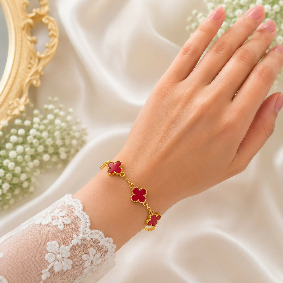 Four Leaf Clover Charm Bracelet with Delicate Chain Links and Textured Edge Detailing