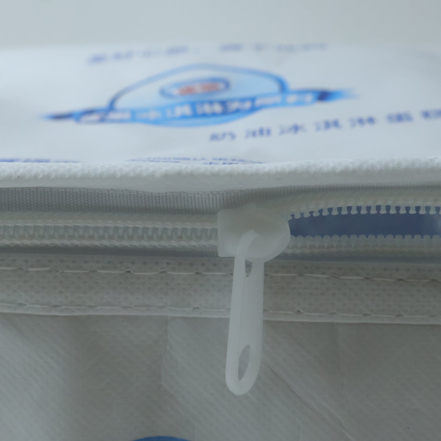 zipper lunch bag for easy carrying meals