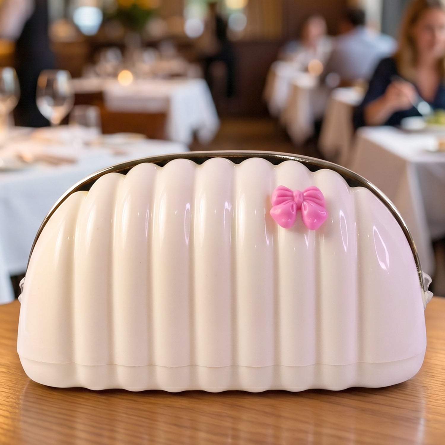 Compact shell shape tissue holder for desks and cars