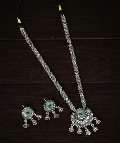 Bold Gold-Tone Black Stone Choker with Pearl Drops