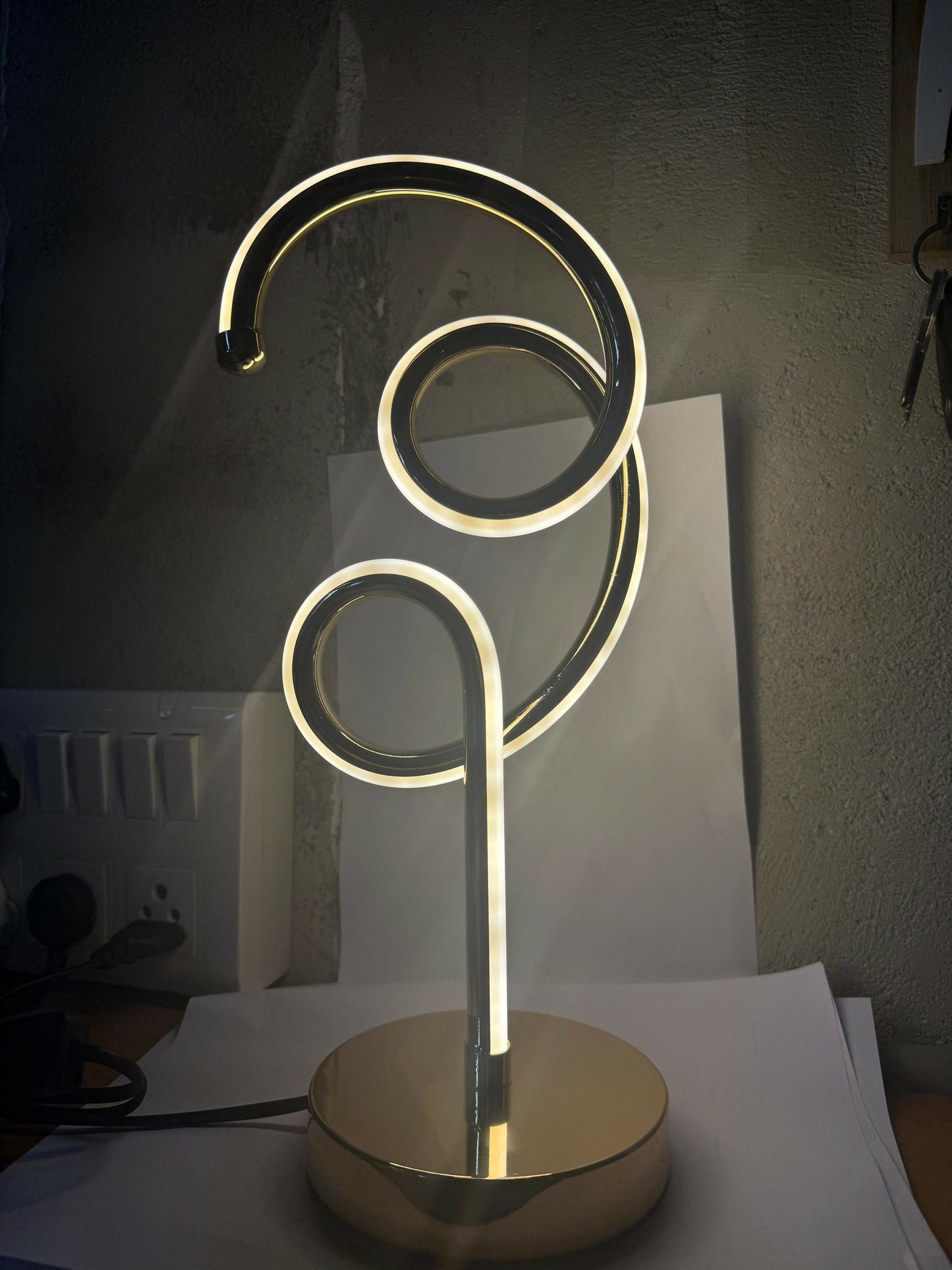 Modern Luxury Spiral LED Table Lamp for Home Décor | Golden Metal Artistic Spiral Design Ambient Light | Warm LED Mood Night Lamp for Bedroom, Living Room, Side Table, Office Decoration | Energy-Efficient Decorative Desk Lamp