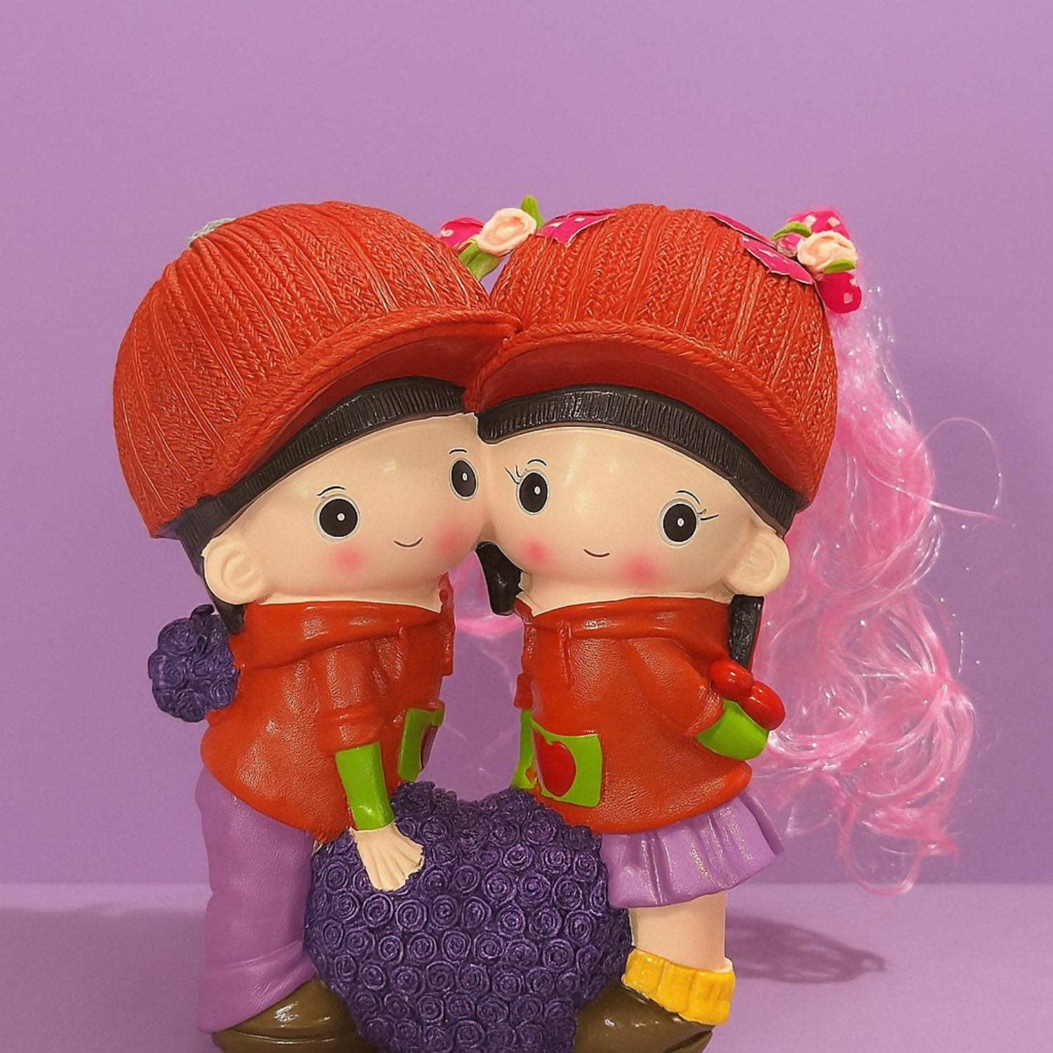 Adorable Couple Hug Piggy Bank with Pink Hair – Cute Boy & Girl Coin Bank in Red Outfits and Caps – Premium Resin Money Saver for Kids Room, Birthday Gift, and Home Decoration
