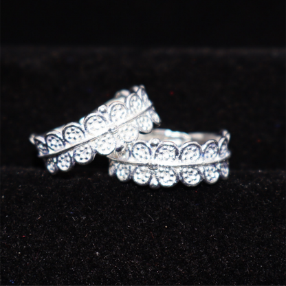 Close-up image of silver scalloped lace toe ring design
