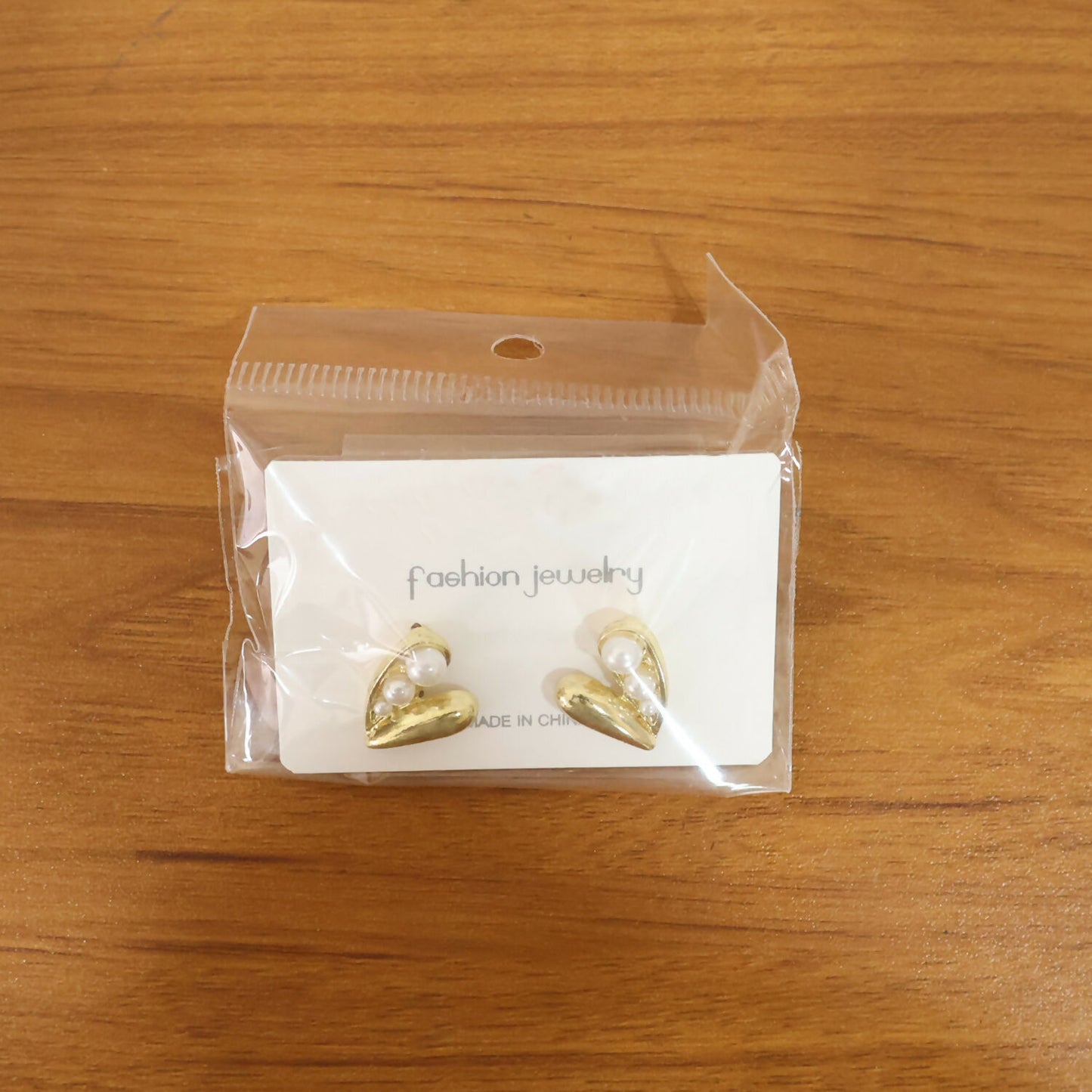 Packaging of gold pearl heart stud earrings with Korean style design